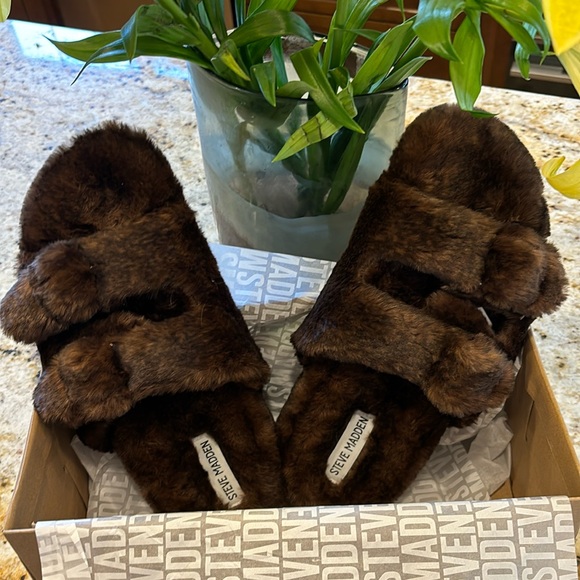 STEVE MADDEN STAYCATION SLIPPERS - Picture 1 of 6